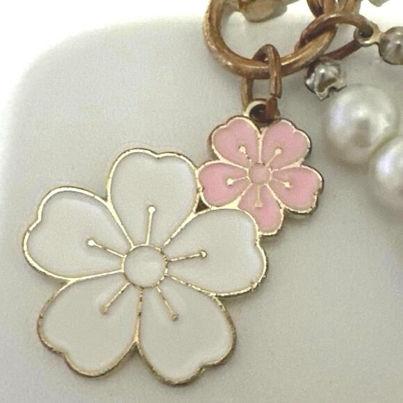 Bag/Purse charm heart shaped clasps w/strand of pearls with flowers charm.  NWT - Picture 3 of 5